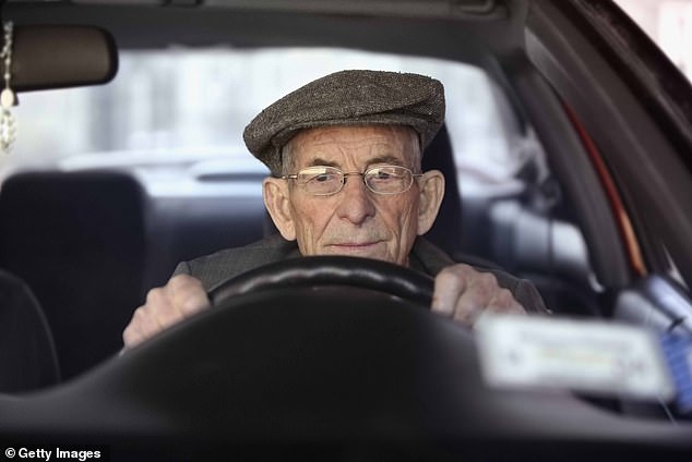 Das Verkehrsministerium sagte, dass die über 70-Jährigen alle drei Jahre ihren Führerschein erneuern und offenlegen müssen, ob eine Krankheit ihre Fahrtüchtigkeit beeinträchtigt (Archivbild)