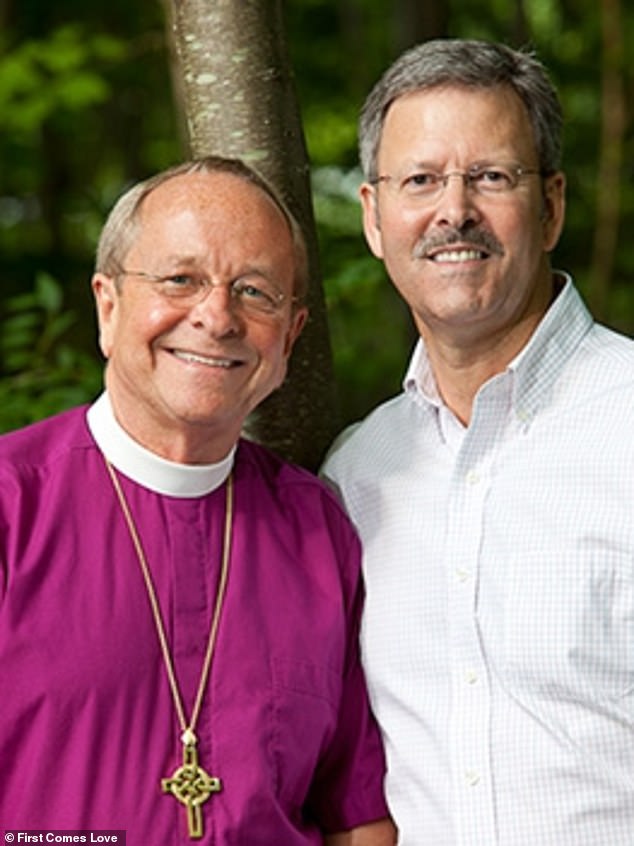 Rev. Gene Robinson wurde im November 2003 zum 9. Bischof von New Hampshire geweiht – und während der Zeremonie trug er eine kugelsichere Weste, da er als erster schwuler Bischof der Kirche um sein Leben fürchtete.  Er ist mit seinem Ex-Mann Mark Andrew abgebildet