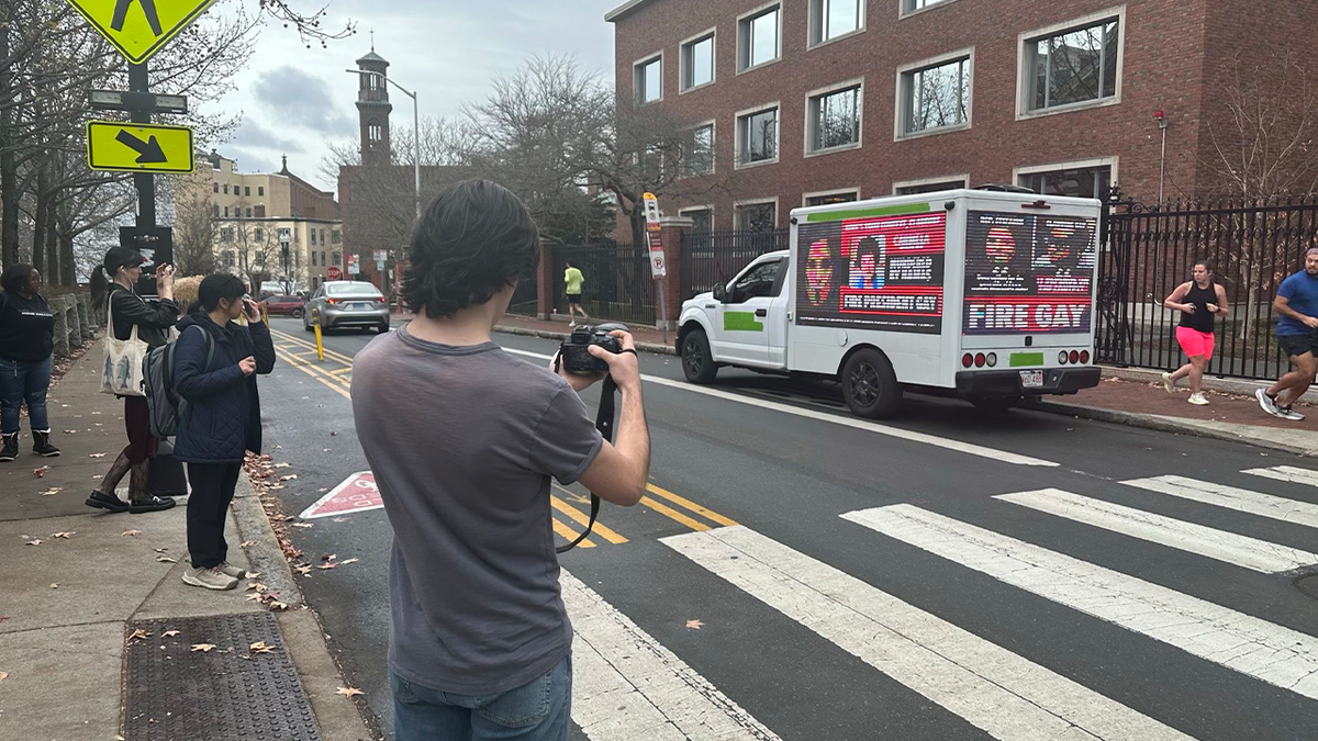 Kastenwagen mit "Feuer schwul" Plakate auf der Straße