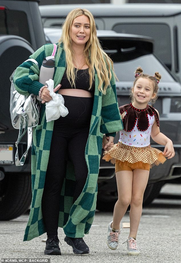 Hilary Duff zeigte am Mittwoch den oberen Teil ihres wachsenden Babybauchs, als sie ihre fünfjährige Tochter Banks zu einem Tanzkurs in Los Angeles mitnahm