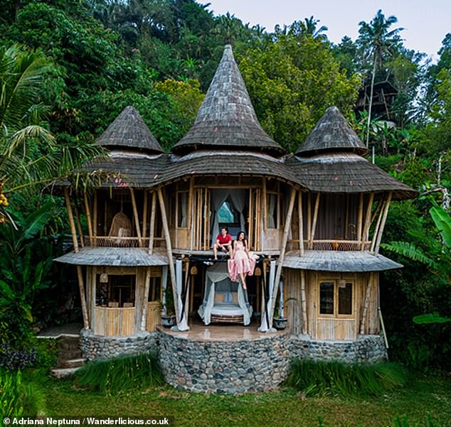 Adriana, die ihre Reisen auf ihrer Website TikTok und Wanderlicious dokumentiert, ist bisher in 44 Länder gereist und sagt, sie sei „nicht bereit zu geben“. [travel] „noch nicht auf“ in der Art und Weise, wie sie es kennengelernt hat.  Im Bild: Adriana und ihr Mann auf Bali