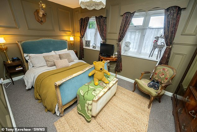 Die Mutter hat ihre von den 1940er Jahren inspirierte Inneneinrichtung im Schlafzimmer ihres Hauses in Canterbury fortgesetzt