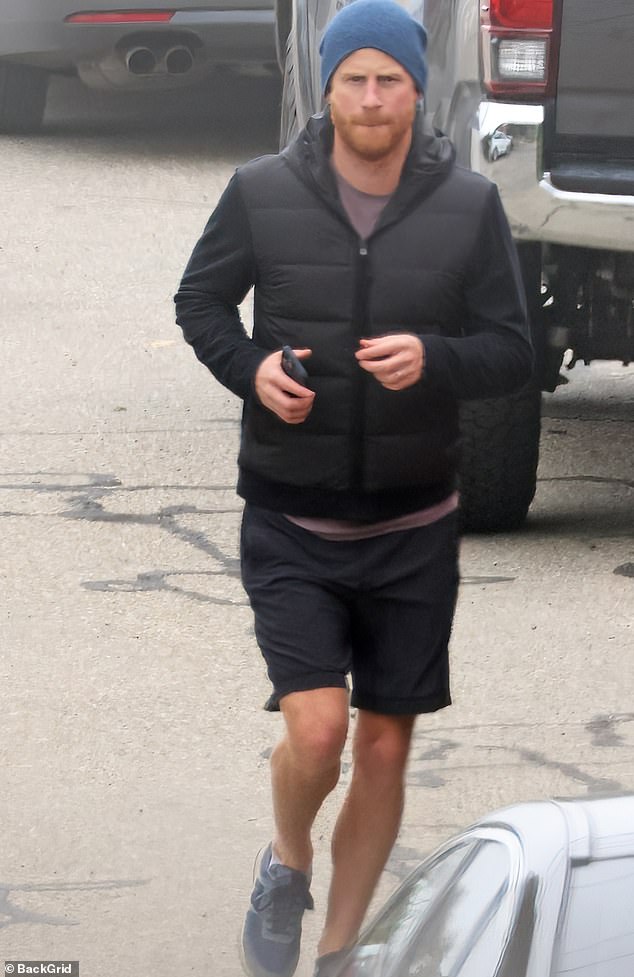 Harry zeigte diese Woche beim Joggen nach einem Training in Santa Barbara, in der Nähe seines Hauses in Kalifornien, seine straffen Beine