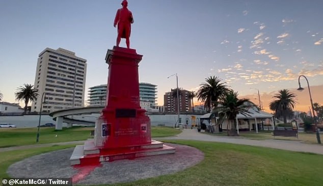 Das gleiche Captain-Cook-Denkmal in St. Kilda wurde 2022 mit roter Farbe bespritzt (im Bild)