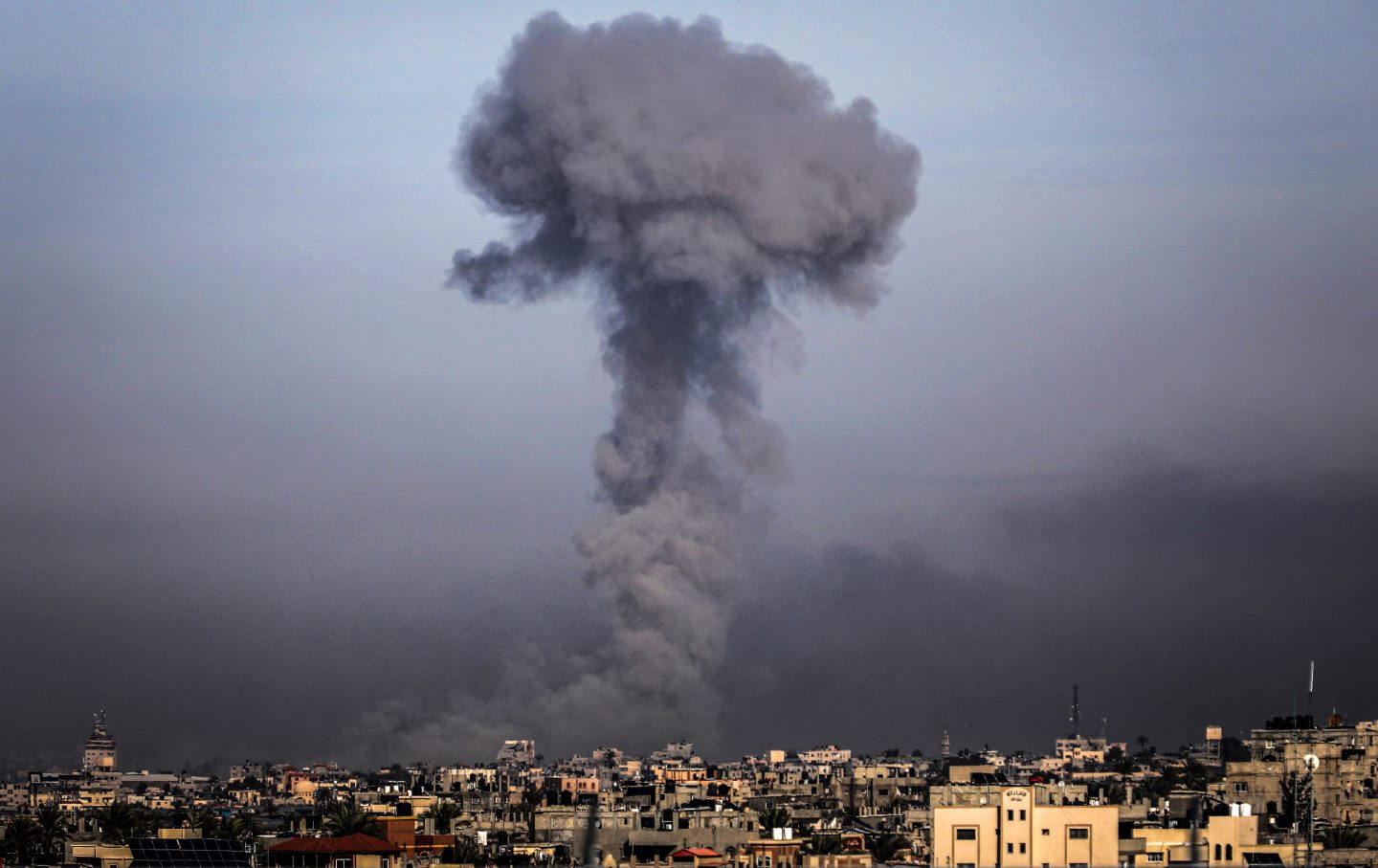 Smoke rises after an Israeli airstrike on the Palestinian city of Khan Yunis on January 8. Photo: Abed Rahim Khatib/dpa