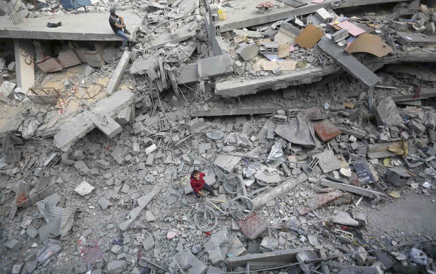 Palästinenser versuchen in einem zerstörten Wohngebiet, brauchbare Gegenstände unter den Trümmern zu sammeln.