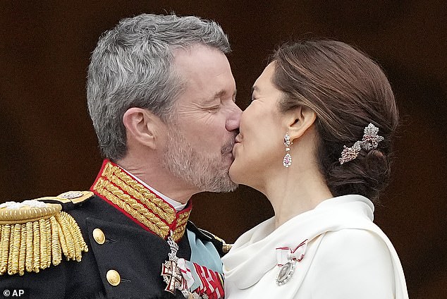 Der neue König und die neue Königin küssten sich, kurz nachdem Frederik den Thron bestieg, im Anschluss an die Abdankung von Königin Margrethe II., die heute in Kopenhagen formalisiert wurde