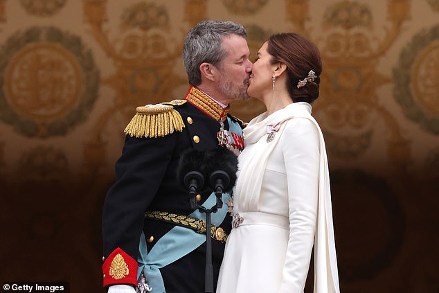 Die Entscheidung von König Frederik von Dänemark, seine Frau Königin Maria heute auf dem Balkon von Schloss Christiansborg zu küssen, sei alles andere als spontan gewesen, sagte ein Experte für Körpersprache
