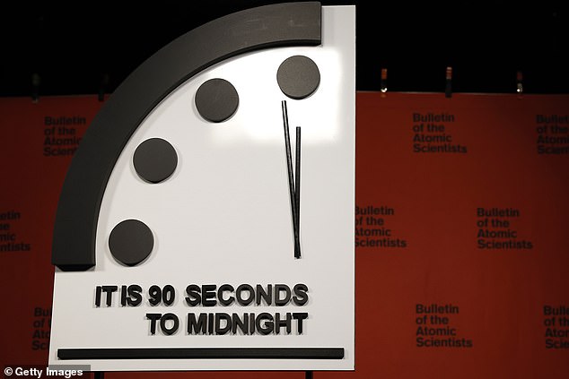 Seit letztem Jahr ist die Uhr auf 90 Sekunden vor Mitternacht eingestellt – aber es ist sehr wahrscheinlich, dass sie näher an Mitternacht rückt, um die letzten 12 Monate humanitärer Katastrophen widerzuspiegeln