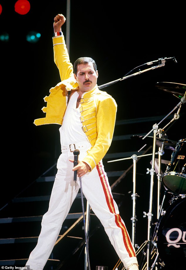 Zum All-Star-Aufgebot im Wembley-Stadion in London gehörte der legendäre Frontmann von Queen, Freddie Mercury, der in seiner ikonischen gelben Jacke und seinem gestreiften Trainingsanzug die Bühne betrat