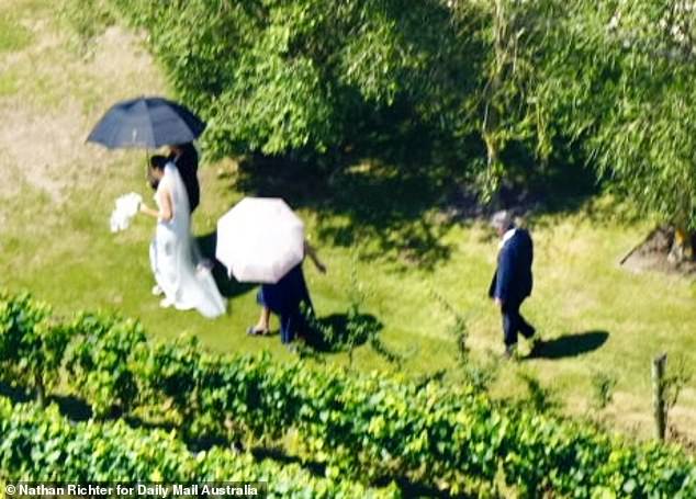 Die 42-jährige Ardern trug ein weißes Kleid und einen durchsichtigen weißen Schleier über die gesamte Länge – ähnlich dem, den ihre Mutter Laurell vor 47 Jahren trug, als sie ihren Vater Ross Ardern heiratete