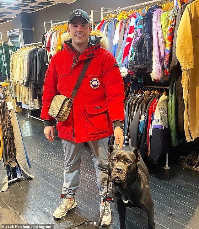 Jack Fincham von Love Island war in Designerkleidung im Wert von 3.500 Pfund gekleidet abgebildet, als er am Wochenende gemeinnützige Arbeit in einem Wohltätigkeitsladen leistete (abgebildet auf einem am Sonntag geteilten Instagram-Foto).