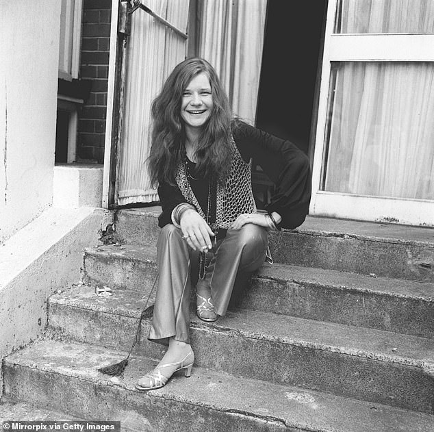 Der „Piece Of My Heart“-Star spielte oft Billard auf ihrem 9‘-Billardtisch „Monarch Cushion“ von Brunswick-Balke-Collender Co., der 1969 in ihrem Haus in Marin County, Kalifornien, aufgestellt wurde;  Abgebildet im Jahr 1969