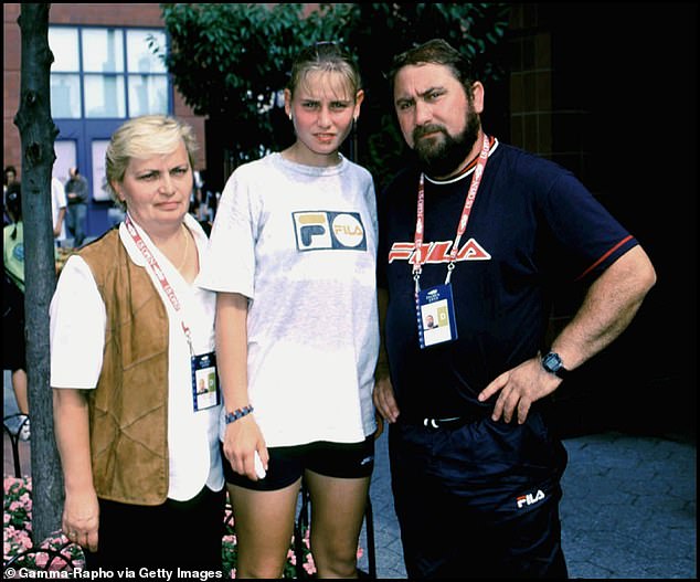 Dokic – abgebildet mit ihrer Mutter Ljiljana und ihrem Vater Damir bei den US Open 1999 – hat „ein- oder zweimal“ erfolglos versucht, ihre Beziehung zu ihrem Vater zu verbessern.