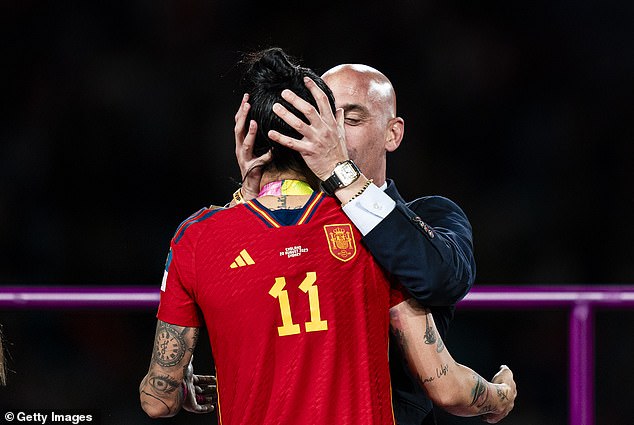 Rubiales trat als spanischer Verbandspräsident zurück und wurde von der FIFA suspendiert, nachdem er Hermoso auf die Lippen geküsst hatte, als sie im August den Sieg Spaniens bei der Weltmeisterschaft feierte