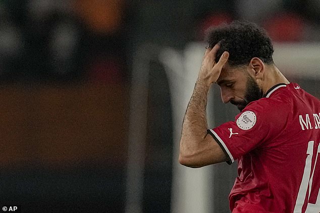 Liverpools Star Mohamed Salah musste während des Gruppenspiels des Afrikanischen Nationen-Pokals Ägypten gegen Ghana wegen einer offensichtlichen Oberschenkelverletzung vom Platz gehen