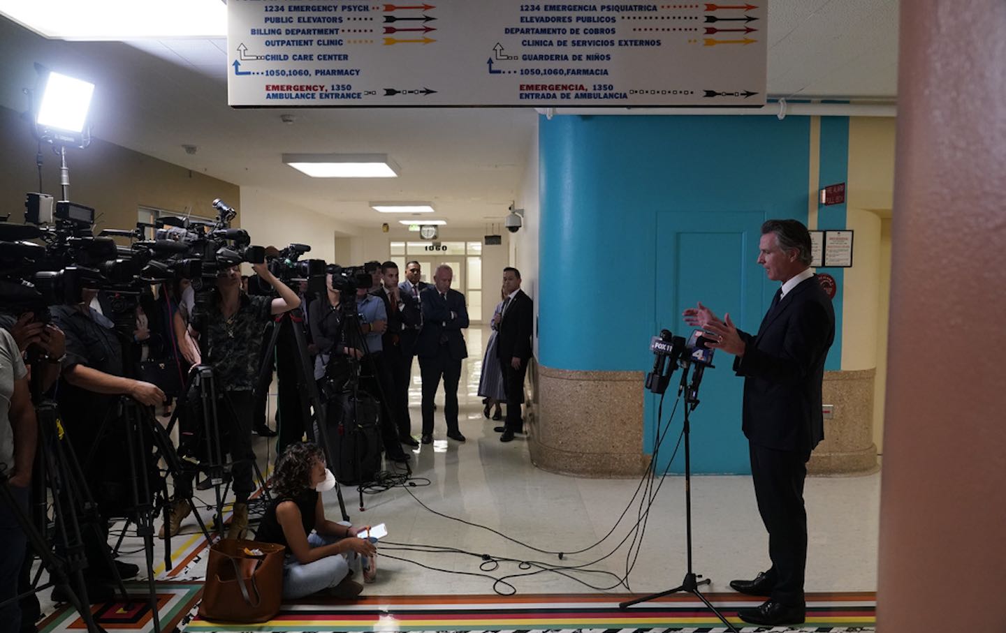 Der Gouverneur von Kalifornien, Gavin Newsom, spricht im Oktober 2023 im Los Angeles General Hospital vor der Presse.