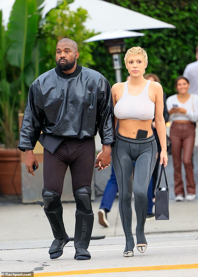 Kanye West, 46, (links) feierte am Freitag den 28. Geburtstag seiner australischen Frau Bianca Censori (rechts), indem er in den sozialen Medien eine überschwängliche Hommage an sie veröffentlichte.  Beide abgebildet