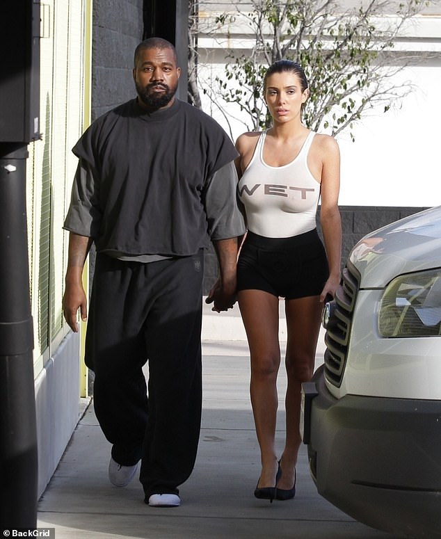 Kanye Wests Frau Bianca Censori zeigte ihre Oberweite, als sie und der Rapper am Montag in ein Sonnenstudio in LA gingen – bevor sie auf der Straße von einem wütenden Mann konfrontiert wurden