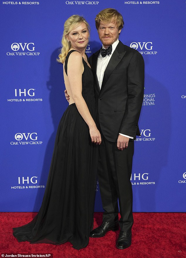 Kirsten Dunst, 41, zeigte zusammen mit ihrem Ehemann Jesse Plemons, 35, eine stilvolle Vorstellung, als sie am Donnerstag an den hochkarätig besetzten 2024 Palm Springs International Film Festival Awards teilnahmen