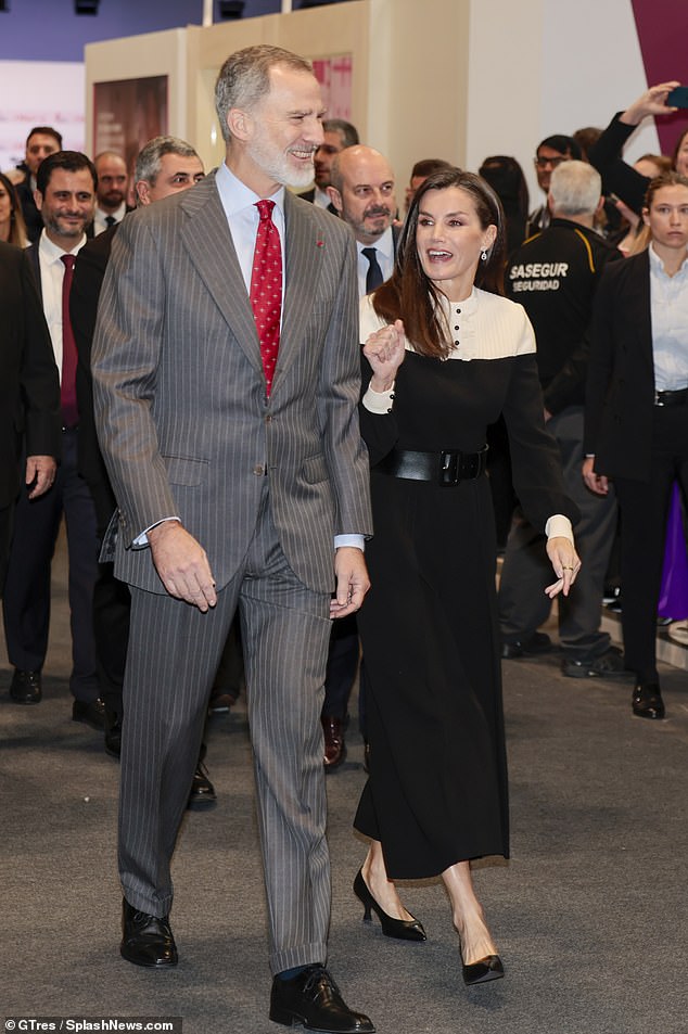 Letizia war mit ihrem Ehemann, König Felipe VI., zusammen, der in einem grauen Nadelstreifenanzug und einer roten Krawatte elegant aussah