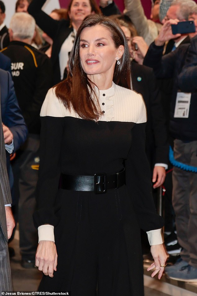 Königin Letizia stellte am Mittwoch ihre Stilkompetenz unter Beweis, als sie einen monochromen Overall der spanischen Designerin Teresa Helbig anzog, um an einer internationalen Tourismusmesse in Madrid teilzunehmen