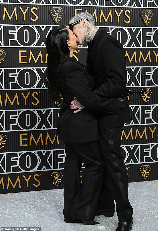 Kourtney Kardashian und Ehemann Travis Barker packten den PDA bei der 2024, als sie an ihrer ersten öffentlichen Veranstaltung seit der Geburt ihres kleinen Jungen Rocky Thirteen am 1. November teilnahm