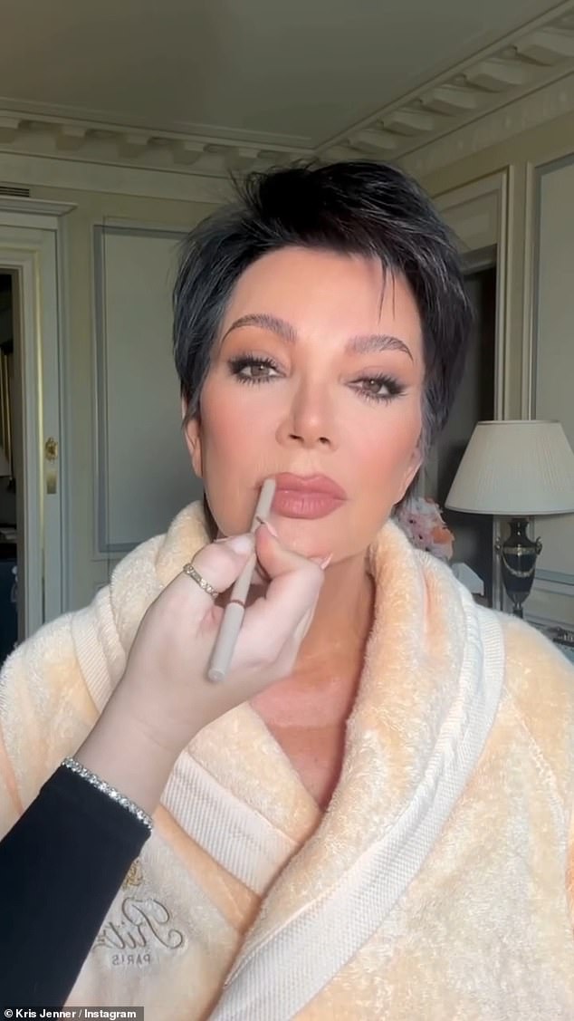 Kris Jenner wurde beschuldigt, in einem Video, in dem sie für die Make-up-Reihe ihrer Tochter Kim Kardashian wirbt, einen Filter verwendet zu haben