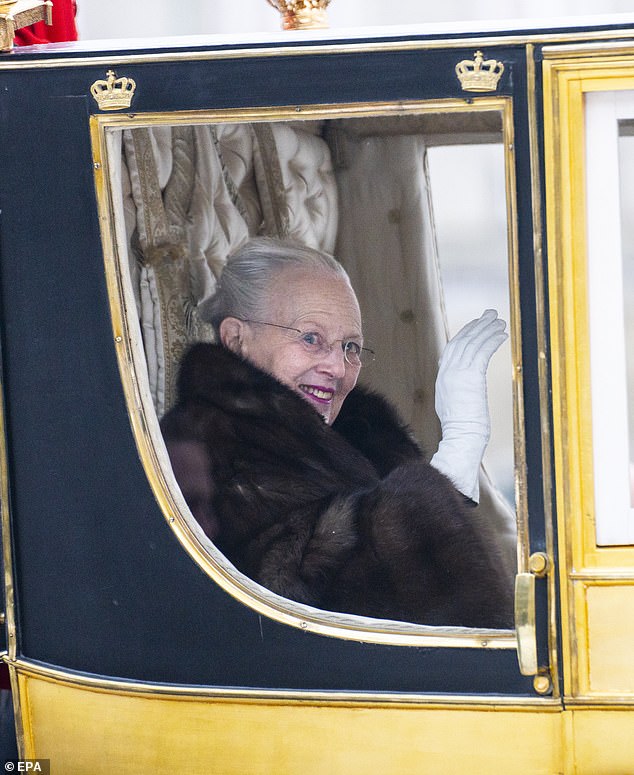Margrethe winkte den königlichen Fans zu, als sie in einer leuchtend gelben Kutsche zur heutigen Veranstaltung in Dänemark ankam