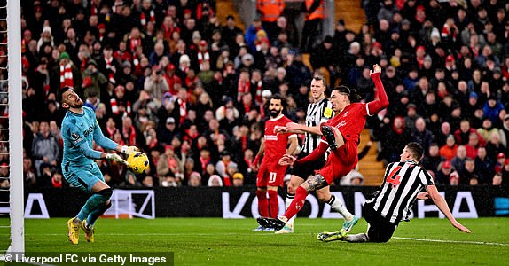 LIVERPOOL, ENGLAND - JANUARY 01: (THE SUN OUT, THE SUN ON SUNDAY OUT) Darwin Nunez of Liverpool having his shot saved by Martin Dubravka of Newcastle United during the Premier League match between Liverpool FC and Newcastle United at Anfield on January 01, 2024 in Liverpool, England. (Photo by Andrew Powell/Liverpool FC via Getty Images)