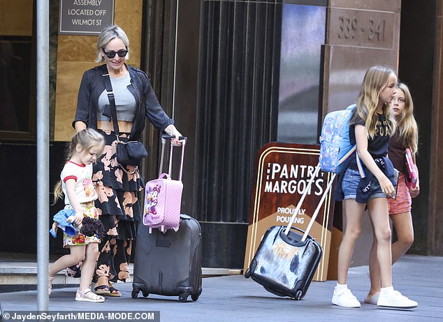 Das in Melbourne ansässige Duo wurde dabei gesehen, wie sie mit ihren Kindern ein Hotel in Sydney verließen, nachdem sie ihren Urlaub damit verbracht hatten, sich das Musical „Die Schöne und das Biest“ anzusehen