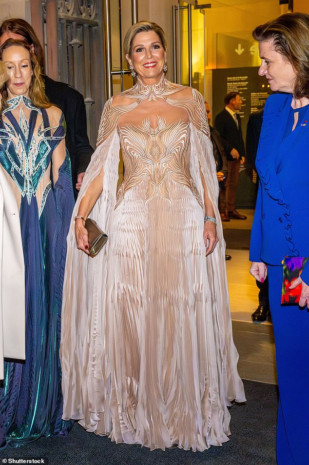 Königin Máxima der Niederlande hat heute Abend bei einem Auftritt in Paris die Stilanforderungen für europäische Royals erhöht