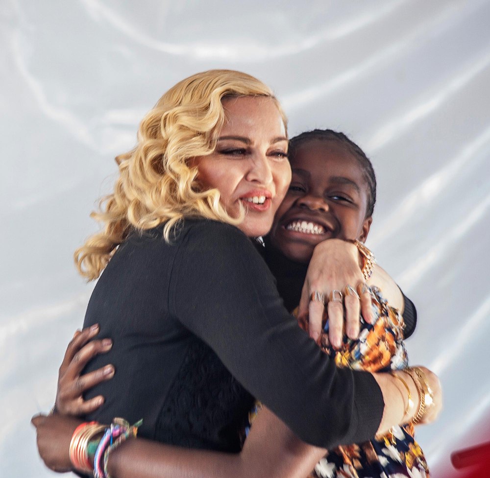 Madonna führt das Publikum im Madison Square Garden an, indem sie ihrer Tochter Mercy alles Gute zum 18. Geburtstag singt