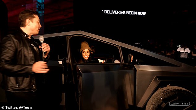 Elon Musk lud 10 Personen auf die Bühne, um ihre futuristischen Trucks abzuholen, und erlaubte ihnen so, während der Lieferveranstaltung im Dezember zum ersten Mal darin zu sitzen