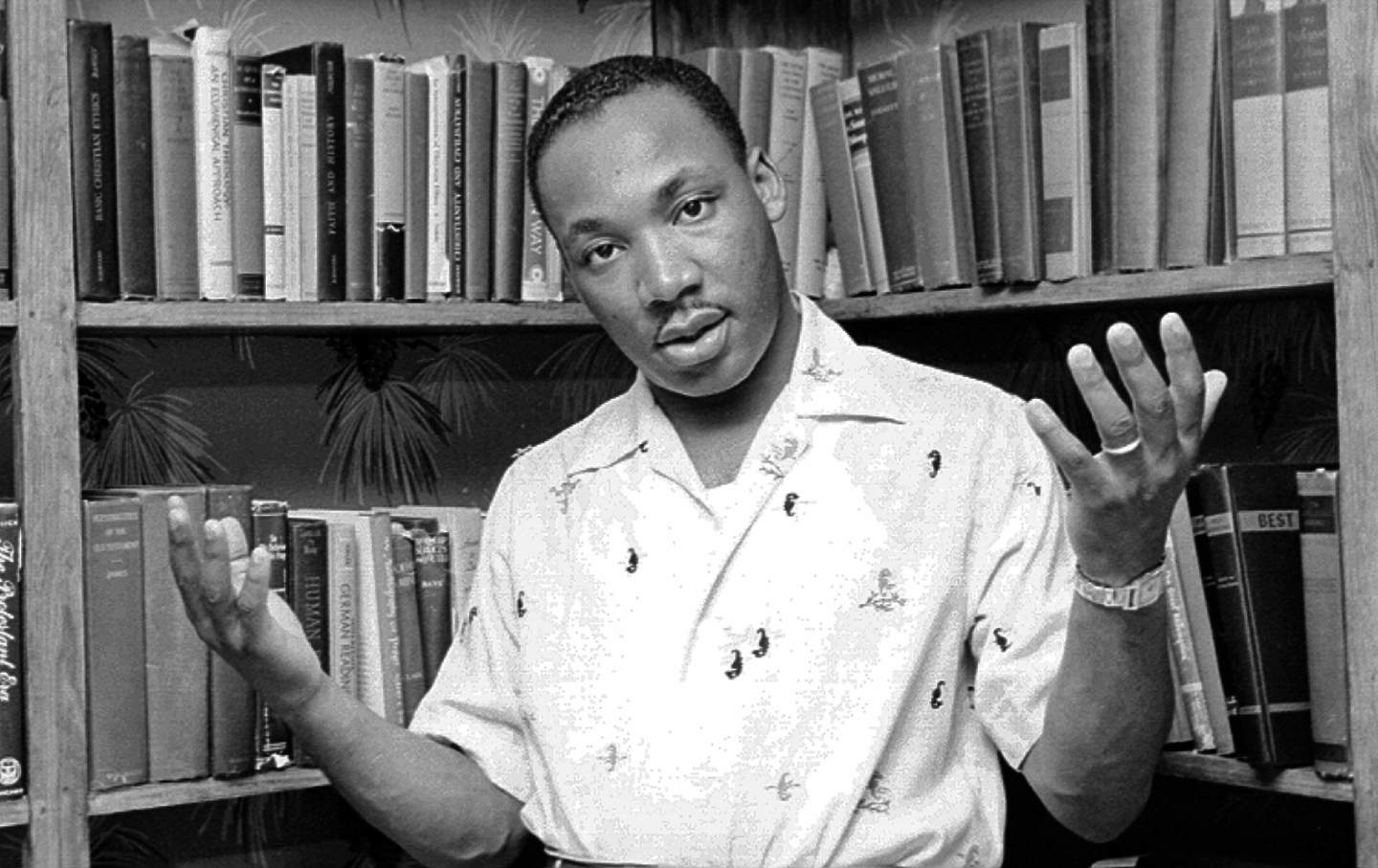 Der Bürgerrechtler Rev. Martin Luther King Jr. entspannt sich im Mai 1956 zu Hause in Montgomery, Alabama.