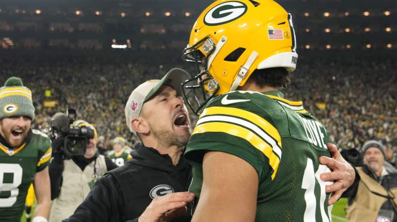 Packers-Trainer Matt LaFleur umarmt Jordan Love (rechts), nachdem sich das Team einen Platz in den Playoffs gesichert hat.