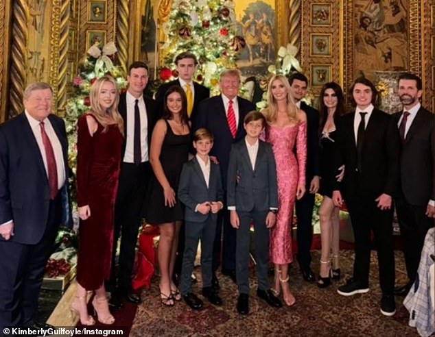 Die Verlobte von Don Jr., Kimberly Guilfoyle, veröffentlichte in ihrer Instagram-Story ein Trump-Familienfoto (oben) mit mehreren Mitgliedern der Familie des Ex-Präsidenten in Mar-a-Lago am Tag nach Weihnachten, darunter Barron Trump.  Ganz links im Bild: Melanias Vater Viktor Knavs