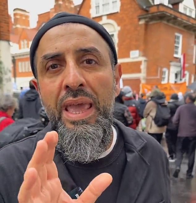 Dr. Wahid Asif Shaida, alias Abdul Wahid, ist der Chef des britischen Arms einer islamistischen Fundamentalistengruppe mit Anhängern auf der ganzen Welt.  Er ist hier bei einer Kundgebung vor der ägyptischen Botschaft in London im Oktober letzten Jahres abgebildet