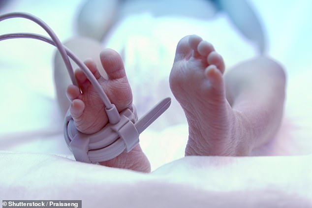 Ein Neugeborenes kämpft um sein Leben, nachdem eine „Freigeburt“ fehlgeschlagen ist (Archivbild)