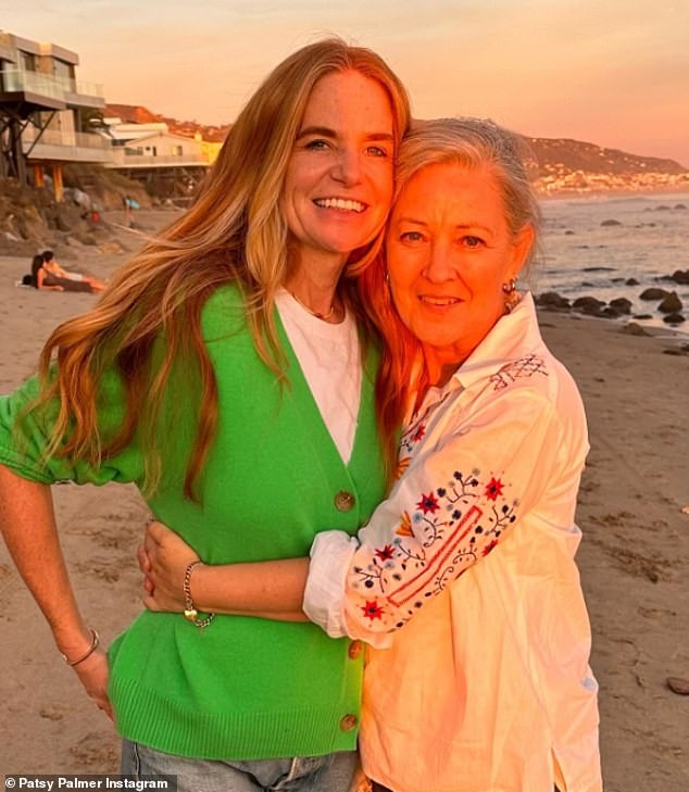 Patsy Palmer strahlte, als sie am Montag vor ihrer großen Rückkehr zu den EastEnders mit Freunden einen Strandspaziergang in Malibu genoss und für Instagram-Schnappschüsse posierte