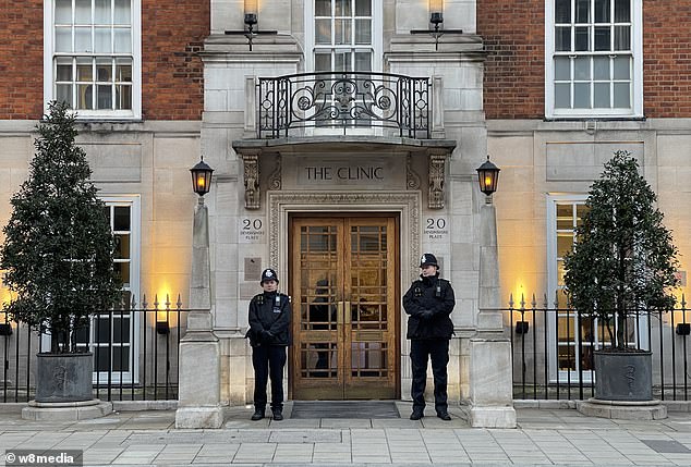 Ein Polizist steht letzte Woche vor der London Clinic, wo die Prinzessin von Wales wegen einer Bauchoperation ins Krankenhaus eingeliefert wird