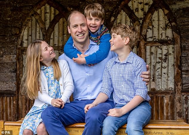 Der 41-jährige Prinz von Wales (im Bild) soll ein „praktischer“ Vater sein und wird regelmäßig gesehen, wie er seine Kinder zur Lambrook School bringt und wieder abholt