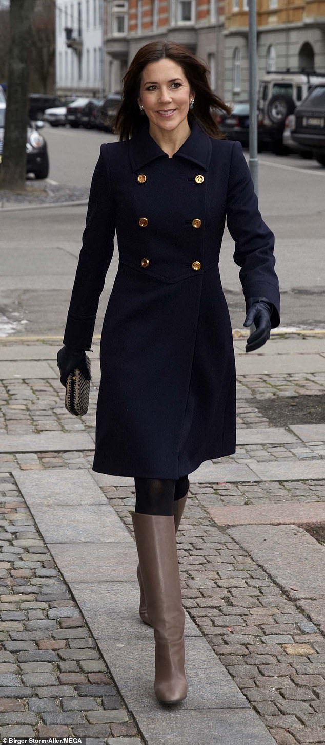 Königin Mary von Dänemark trug bereits 2013 bei einem Ausflug den zweireihigen dunkelblauen Prada-Mantel