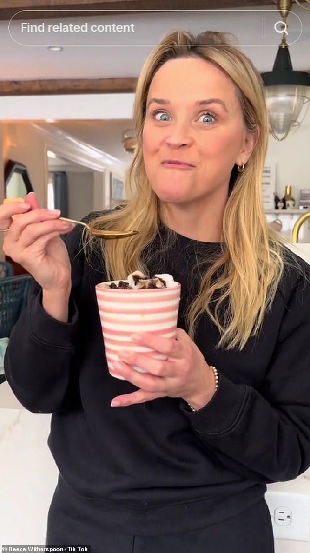 Reese Witherspoon hat die Fans in Raserei versetzt, nachdem sie am Donnerstag bei Tik Tok den Schnee von ihrem Auto als winterliche Süßigkeit gegessen hatte, also teilen Sie das umstrittene Rezept