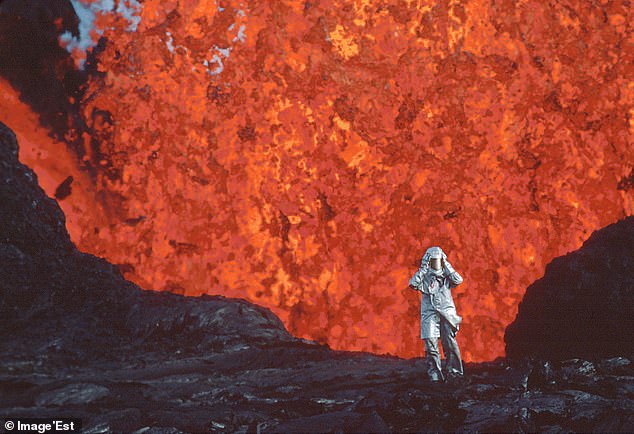 Die französische Vulkanologin Katia Krafft trägt einen aluminisierten Anzug und steht in der Nähe eines Lavaausbruchs am Vulkan Krafla