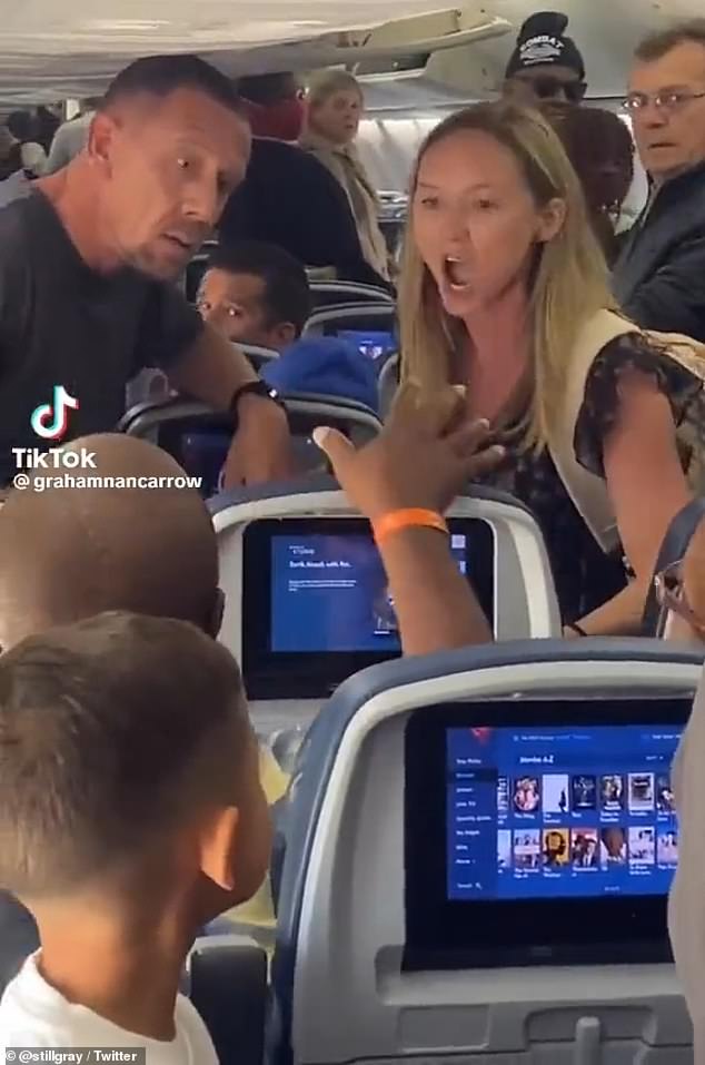Eine Frau löste die Debatte über die Verhaltensregeln im Flugzeug aus, nachdem sie sich mit einem Mitreisenden in einen Streit geriet, als sie ihm vorwarf, dass sie „ihren Sitz wiederholt verschoben“ habe, als sie ihn zurückgelehnt hatte