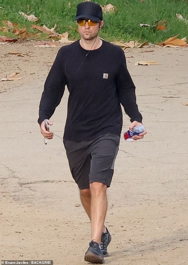 Robert Pattinson hielt es locker, als er dabei gesehen wurde, wie er zu einer sonnenbeschienenen Wanderung durch Los Angeles im weltberühmten Griffith Park aufbrach