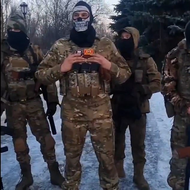 Einer der russischen Soldaten trägt eine Sturmhaube mit Totenkopf, während die Gruppe schwört, sich gegen alle Angriffe der eigenen Seite zur Wehr zu setzen