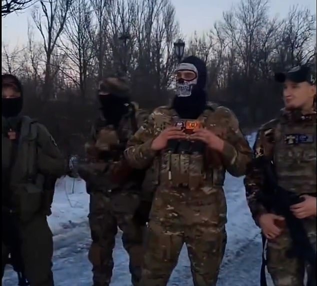 Bei den maskierten Soldaten handelt es sich um ehemalige Wagner-PMC-Kämpfer des 331. Garde-Fallschirm-Luftlanderegiments Russlands in Luhansk