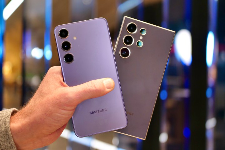 Eine Person hält das Samsung Galaxy S24 Ultra und Galaxy S24+.